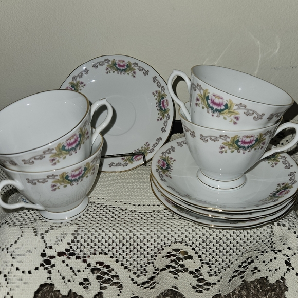Set of 4 Lotus teacups and saucer set - Picture 1 of 10